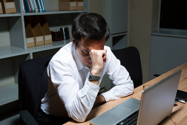 istock Businessmen to work overtime 657524228