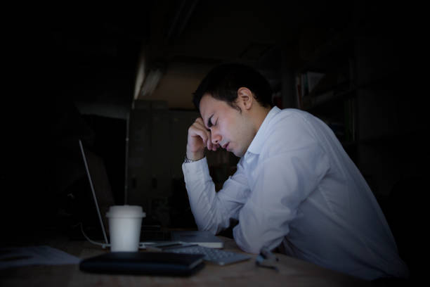 istock Businessmen to work overtime 657525346