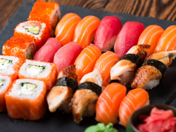 zestaw sushi sashimi i bułki sushi - japanese cuisine soy sauce food bonito zdjęcia i obrazy z banku zdjęć