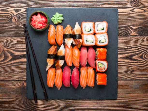 zestaw sushi sashimi i bułki sushi - japanese cuisine soy sauce food bonito zdjęcia i obrazy z banku zdjęć