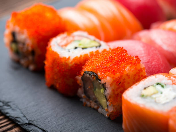 zestaw sushi sashimi i bułki sushi - japanese cuisine soy sauce food bonito zdjęcia i obrazy z banku zdjęć