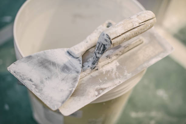 모듬된 석고 흙 손 도구와 주걱 세트 - plasterboard plaster repairing putty 뉴스 사진 이미지