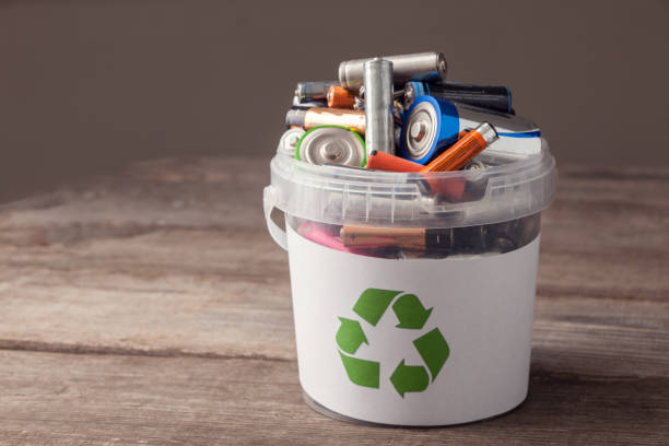 papelera de reciclaje de la batería - batería fotografías e imágenes de stock