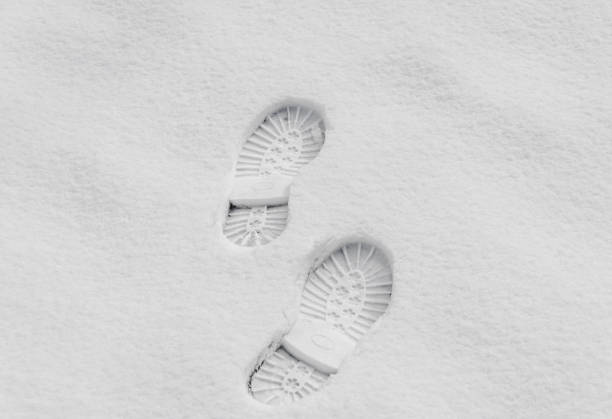schritte im schnee, kofferraummarkierung im freien - winter cold footpath footprint stock-fotos und bilder