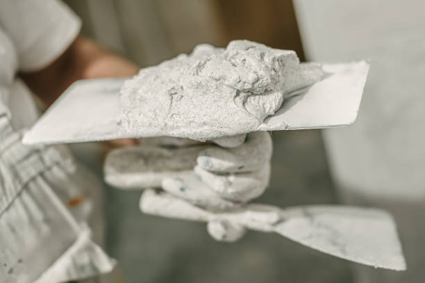 Construction mason worker with spatula and mortar Construction mason worker with spatula and mortar. Construction tools hand with a plaster spatula stock pictures, royalty-free photos & images