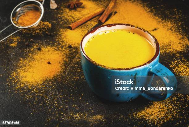 Foto de Leite De Cúrcuma Tradicional Bebida Indiana e mais fotos de stock de Haldi Ka Doodh - Haldi Ka Doodh, Açafrão-da-índia, Beber