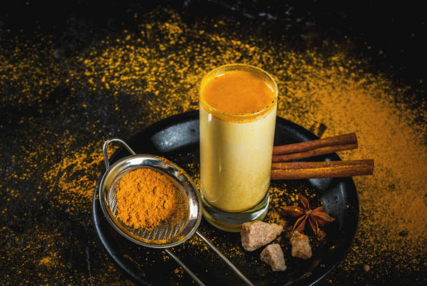 leche de cúrcuma bebida india tradicional - spice exoticism cinnamon anise fotografías e imágenes de stock