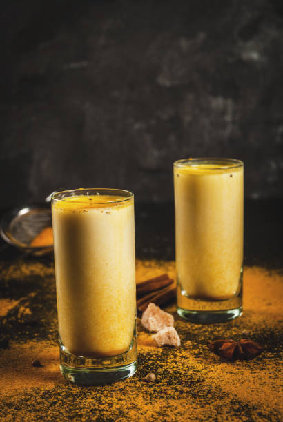 leche de cúrcuma bebida india tradicional - spice exoticism cinnamon anise fotografías e imágenes de stock