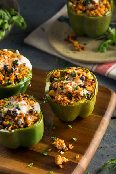 carne caseira e arroz recheado de pimentões - stuffed stuffed pepper pepper bell pepper - fotografias e filmes do acervo