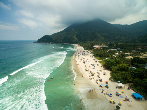 vue aérienne de la plage maresias, sao paulo, brésil - sao sebastiao photos et images de collection