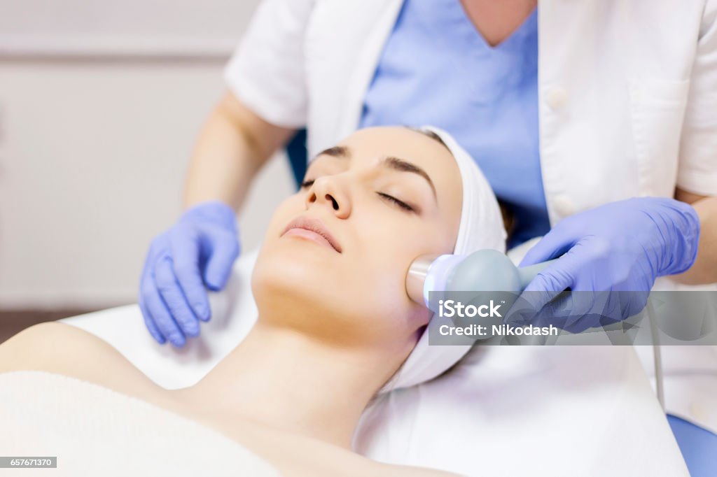 Cavitation ultrasons, peau du visage anti-traitement de l’âge - Photo de Laser libre de droits