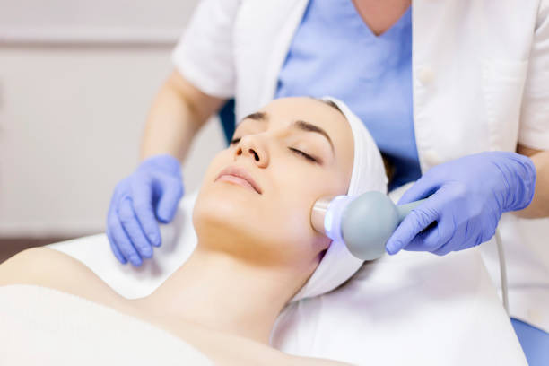 cavitazione ad ultrasuoni, trattamento anti-età della pelle del viso - laser therapy medical laser light therapy foto e immagini stock