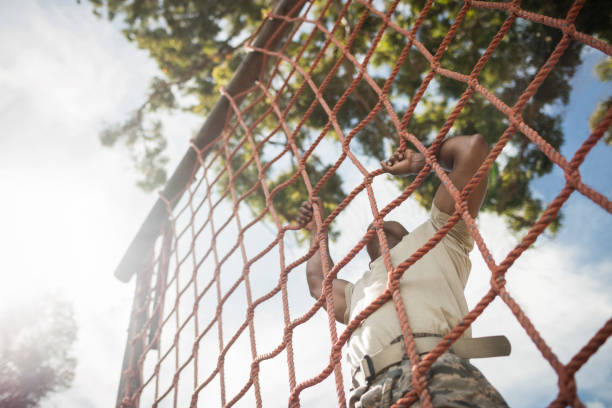 militär soldat kletterseil während der hindernis-parcours - military training camp stock-fotos und bilder