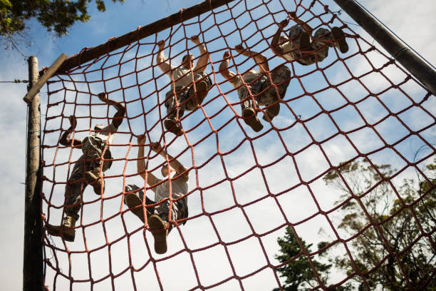 militär soldaten klettertau während der hindernis-parcours - military training camp stock-fotos und bilder