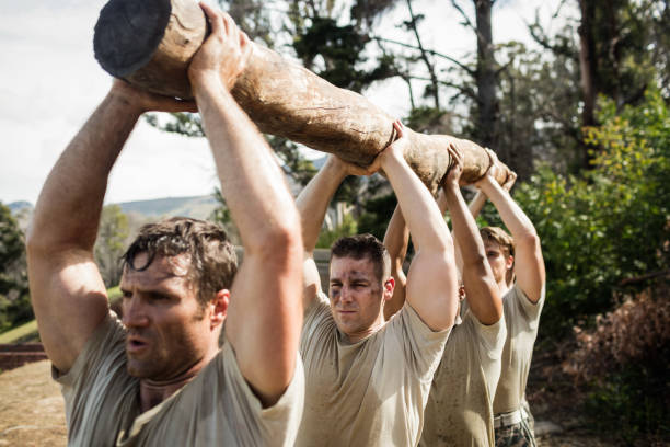 soldaten, die ein baum-protokoll - militärisches trainingslager stock-fotos und bilder