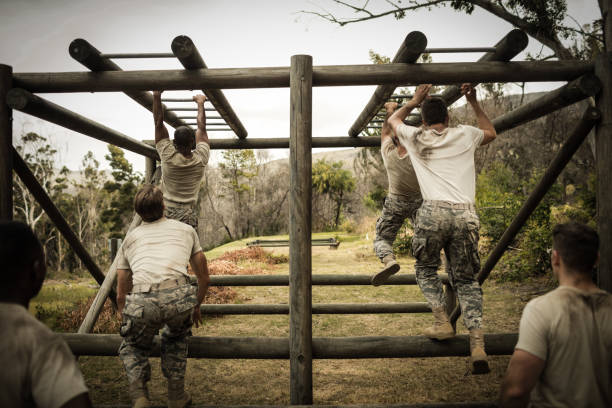 soldaten klettern klettergerüst - military training camp stock-fotos und bilder