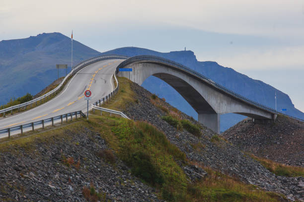 route de l’océan atlantique norvégien célèbre, est une longue section de 8,3 kilomètres de route qui traverse un archipel, construit sur plusieurs petites îles et récifs, norvège. » n - tromso lofoten and vesteral islands lofoten norway photos et images de collection