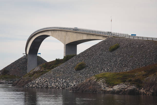 route de l’océan atlantique norvégien célèbre, est une longue section de 8,3 kilomètres de route qui traverse un archipel, construit sur plusieurs petites îles et récifs, norvège. » n - tromso lofoten and vesteral islands lofoten norway photos et images de collection