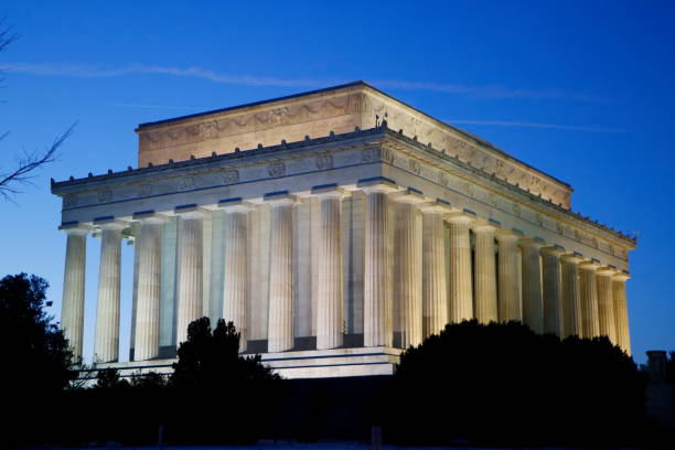 istock Lincoln Memorial at dusk 657711144