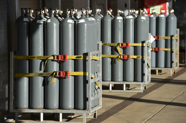 nitrogen gas bottles - benzinetank stockfoto's en -beelden