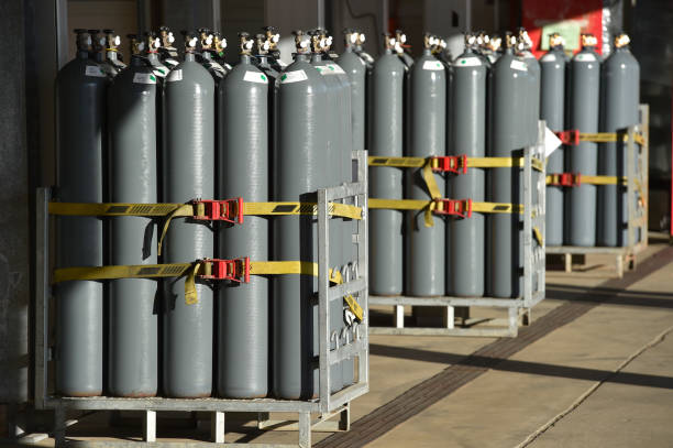 nitrogen gas bottles - cylinder imagens e fotografias de stock