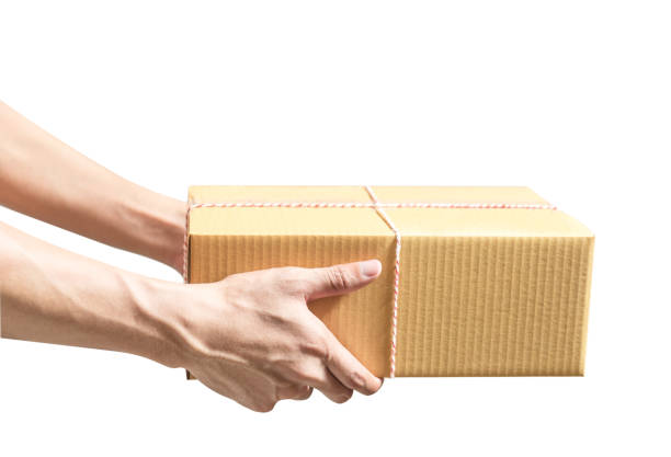 рука, держащая картонную коробку на белом фоне - men mail manual worker human hand стоковые фото и изображения