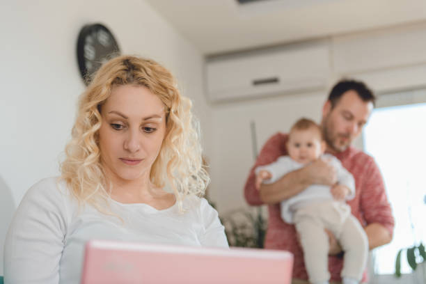 женщина, используя ноутбук в домашнем офисе - e commerce couple working at home internet стоковые фото и изображения