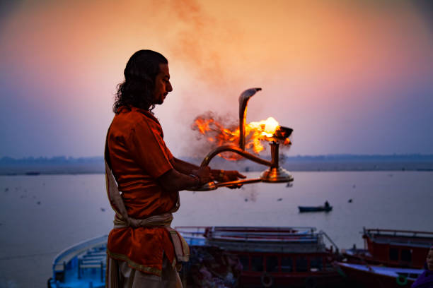 les prêtres hindous effectuent une cérémonie de culte arti au gange - india ganges river indian culture varanasi photos et images de collection