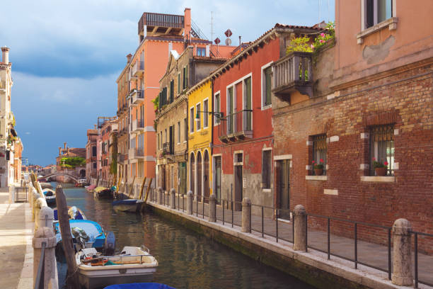 kanał w wenecji, włochy - venice italy italy arch bridge nautical vessel zdjęcia i obrazy z banku zdjęć