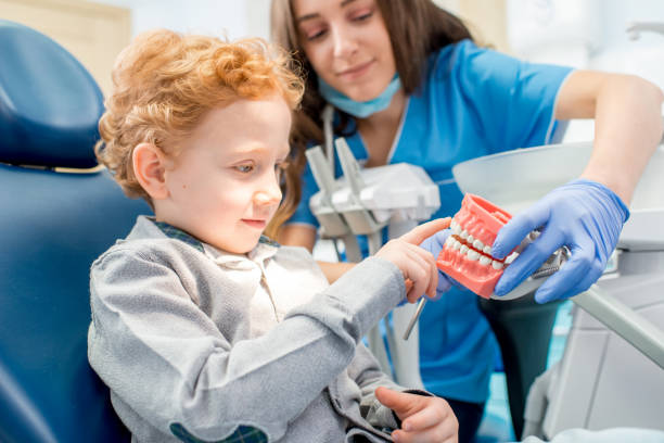 歯科医院での男の子との歯科医 - child smiling human teeth dental hygiene ストックフォトと画像