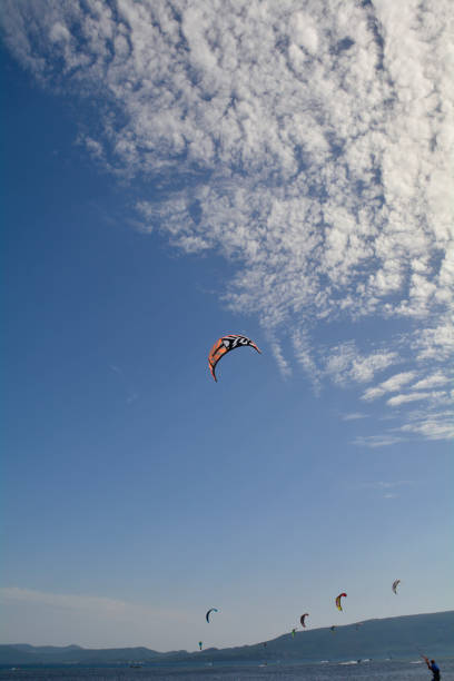 カイトサーフィン ニア ブレイス - kiteboarding sunlight croatia dalmatia ストックフォトと画像