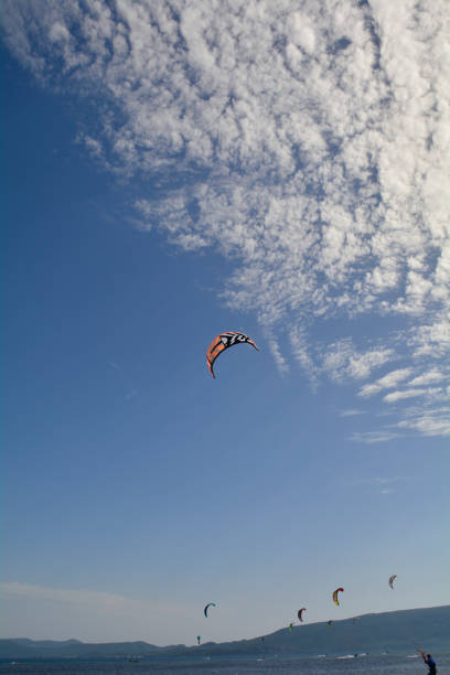 카이트 서핑 근처 블레이스 - kiteboarding sunlight croatia dalmatia 뉴스 사진 이미지