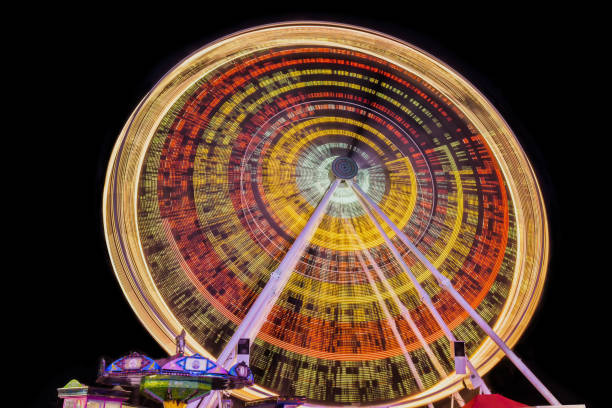 freak grande roue au salon matejska à prague. longtemps pendant la nuit. - blurred motion amusement park spinning lighting equipment photos et images de collection