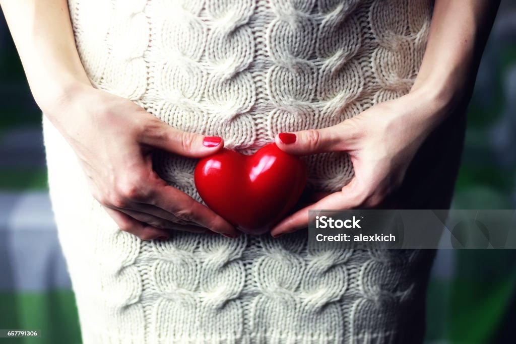 Frau holding heart - Lizenzfrei Scheide Stock-Foto