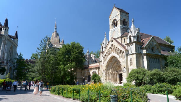 церковь як, будапешт, венгрия - royal palace of buda фотографии стоковые фото и изображения