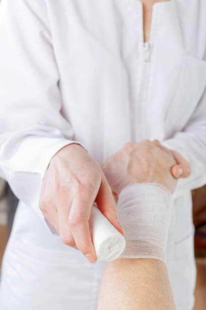 bandaż na nadgarstek - wound nurse carpal tunnel syndrome patient zdjęcia i obrazy z banku zdjęć