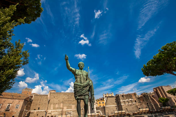 estátua de augusto césar otaviano em frente mercado antigo de trajano, em roma - imperial rome fotos - fotografias e filmes do acervo