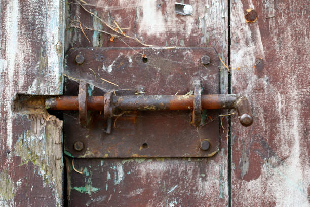 stary zatrzask - staple locking lock vehicle door zdjęcia i obrazy z banku zdjęć