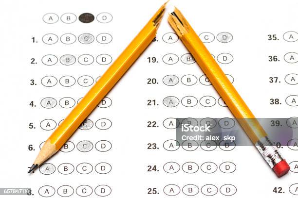 Standardisiertes Testformular Mit Antworten Und Gebrochenem Bleistift Stockfoto und mehr Bilder von Schulische Prüfung