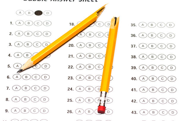 modulo di prova standardizzato con risposte e una matita rotta - no child left behind foto e immagini stock