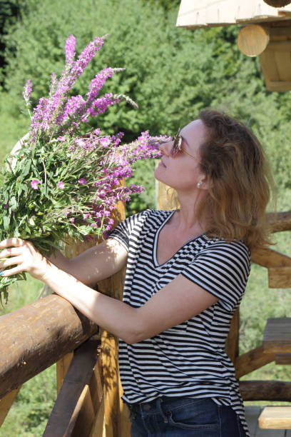 istock Woman with bouquet is standing in alcove. 657851688