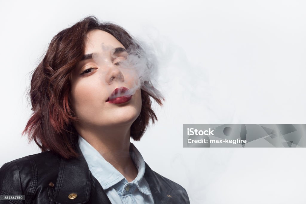 Femme fumant une cigarette - Photo de A la mode libre de droits