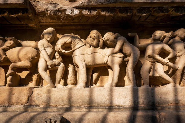 인도 카주라호 사원의 벽에 돌 구호에 고대 사람들의 친밀한 생활. - kama sutra temple 뉴스 사진 이미지