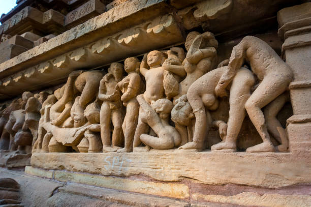 erotyczne sceny na rzeźbionej powierzchni słynnej indyjskiej świątyni khajuraho. - khajuraho india sexual activity temple zdjęcia i obrazy z banku zdjęć
