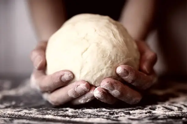 Photo of pizza prepare dough hand topping