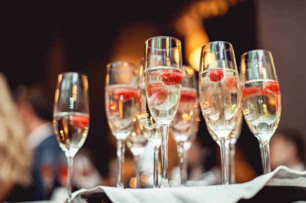 champagne glasses wich raspberries - wedding champagne table wedding reception imagens e fotografias de stock