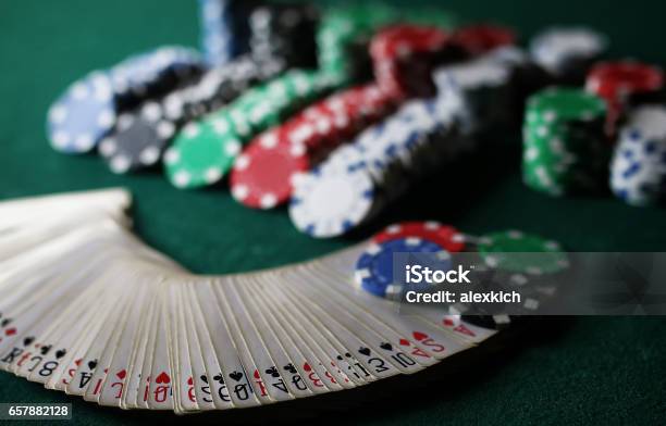 Photo libre de droit de Jetons De Poker Sur La Table banque d'images et plus d'images libres de droit de Arts Culture et Spectacles - Arts Culture et Spectacles, As, Blackjack