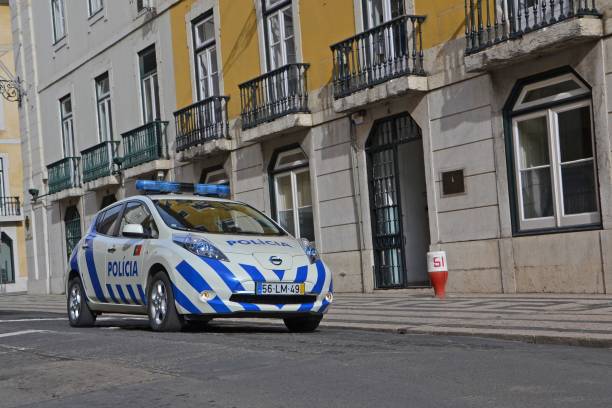 coche de policía eléctrico en la calle de lisboa - nissan leaf fotografías e imágenes de stock