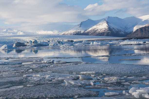 istock Jakulsalon lagoon winter lake with mountain and reflection 657900472