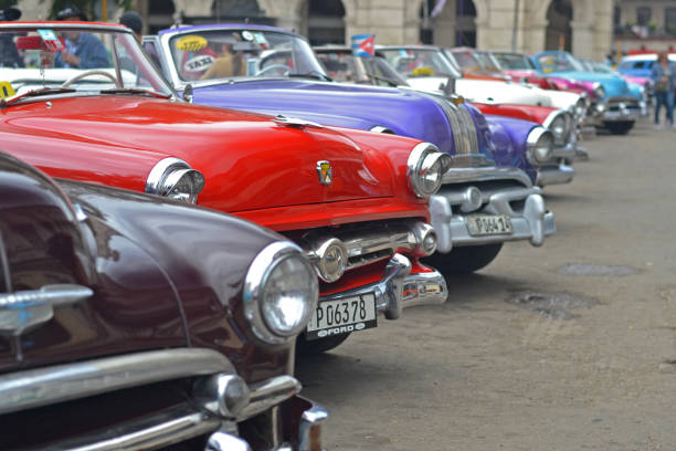 アメリカンクラシックカーの列 - cuba car chevrolet havana ストックフォトと画像